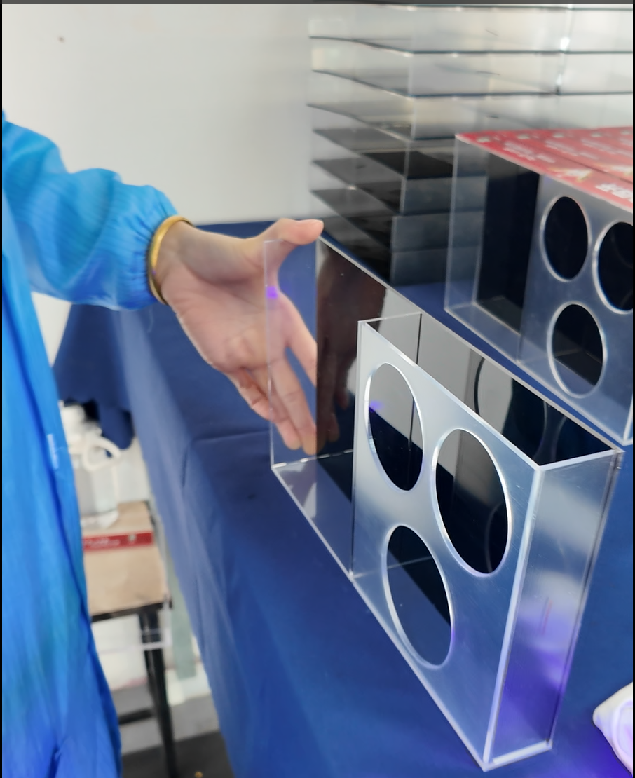 Why Clear Acrylic Display Props Are Top Choice for Shop Window Design