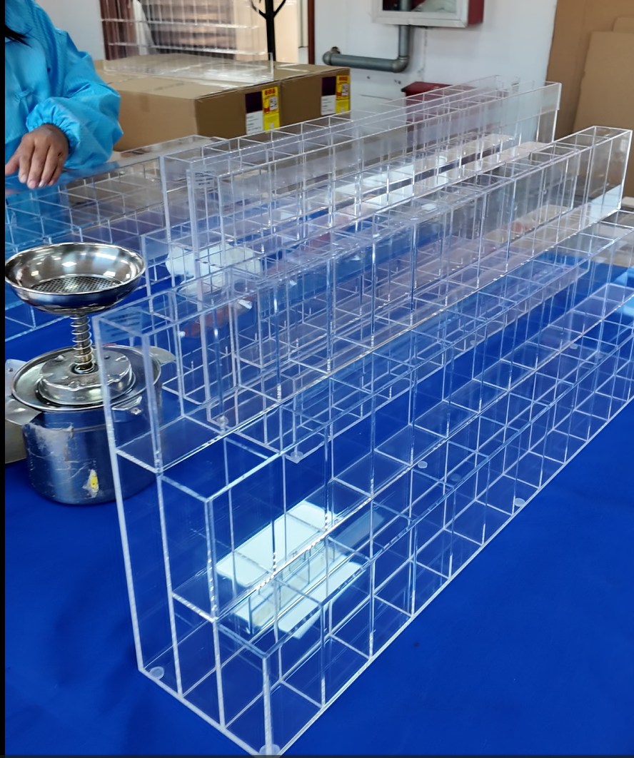 Acrylic Window Display Ideas for Fashion & Cosmetic Boutique Stores